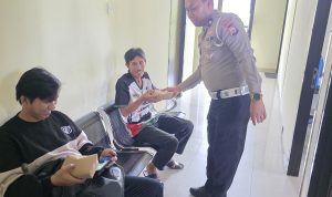 Di Hari Akhir Penghapusan Denda Dan Pajak, Samsat Lutra Bagikan Snack Kepada Wajib Pajak Di Hari Akhir Penghapusan Denda Dan Pajak, Samsat Lutra Bagikan Snack Kepada Wajib Pajak