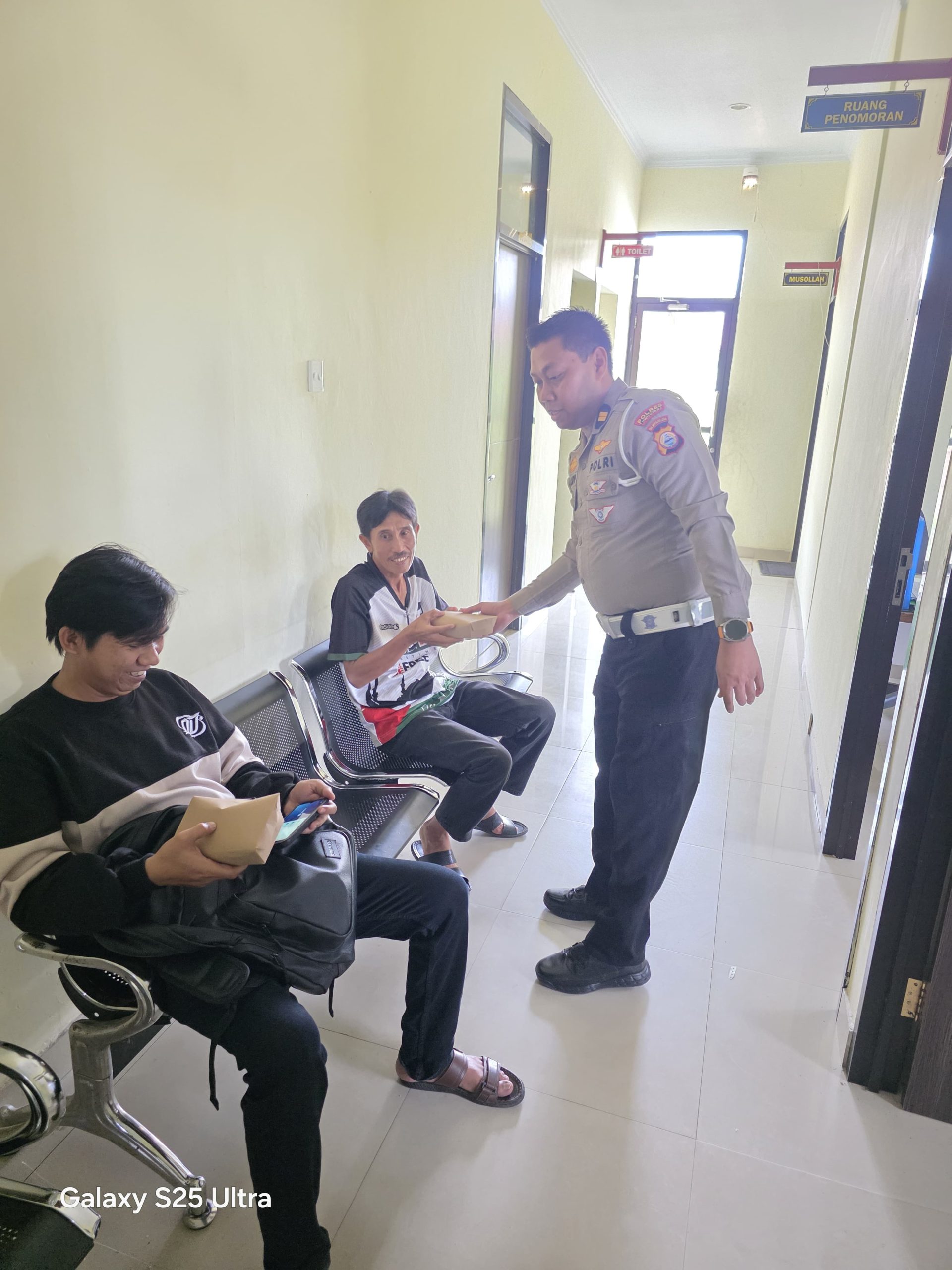 Di Hari Akhir Penghapusan Denda Dan Pajak, Samsat Lutra Bagikan Snack Kepada Wajib Pajak Di Hari Akhir Penghapusan Denda Dan Pajak, Samsat Lutra Bagikan Snack Kepada Wajib Pajak