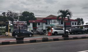 Mobil Pegawai Kejari Maros Parkir di Bahu Jalan, Terindikasi Melanggar UU Lalulintas, Kasi Intel Kejari Maros Akui : Parkiran di Kantor Kami Kecil