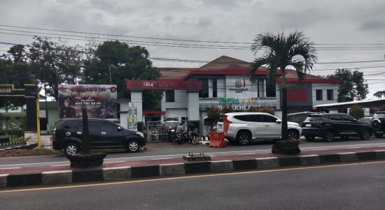 Mobil Pegawai Kejari Maros Parkir di Bahu Jalan, Terindikasi Melanggar UU Lalulintas, Kasi Intel Kejari Maros Akui : Parkiran di Kantor Kami Kecil