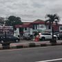 Mobil Pegawai Kejari Maros Parkir di Bahu Jalan, Terindikasi Melanggar UU Lalulintas, Kasi Intel Kejari Maros Akui : Parkiran di Kantor Kami Kecil