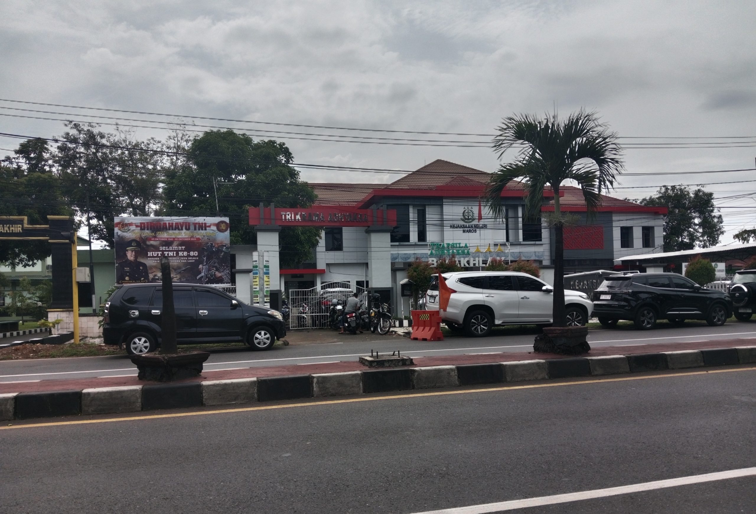 Mobil Pegawai Kejari Maros Parkir di Bahu Jalan, Terindikasi Melanggar UU Lalulintas, Kasi Intel Kejari Maros Akui : Parkiran di Kantor Kami Kecil