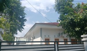 Miris!!! Rumah Jabatan Kejari Maros Tak Berpenghuni dan Hanya Jadikan Lahan Parkiran Mobil Bus