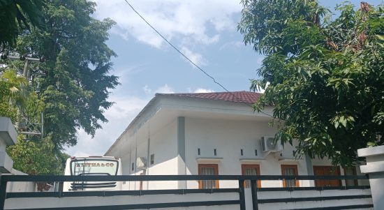 Miris!!! Rumah Jabatan Kejari Maros Tak Berpenghuni dan Hanya Jadikan Lahan Parkiran Mobil Bus