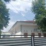 Miris!!! Rumah Jabatan Kejari Maros Tak Berpenghuni dan Hanya Jadikan Lahan Parkiran Mobil Bus