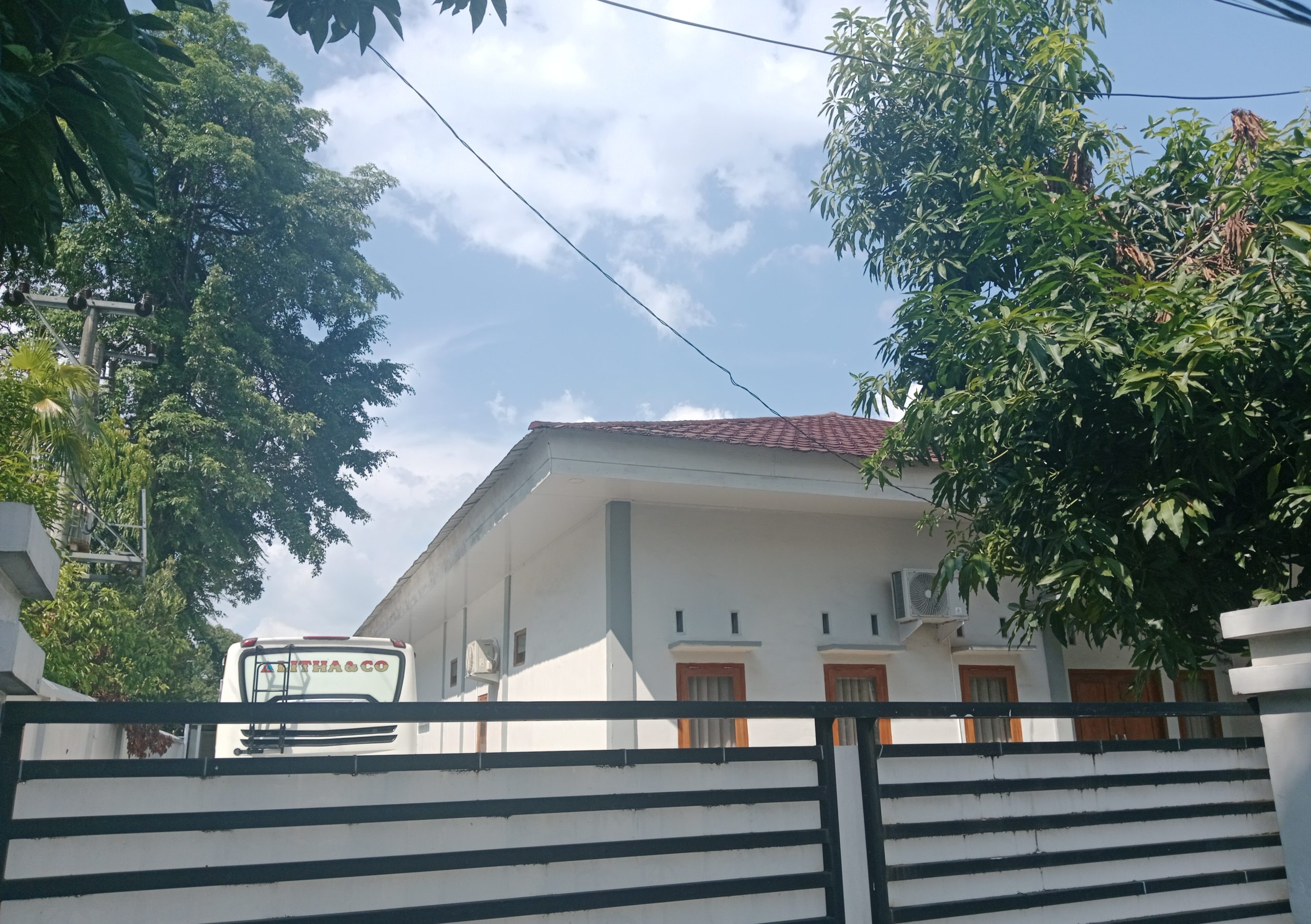 Miris!!! Rumah Jabatan Kejari Maros Tak Berpenghuni dan Hanya Jadikan Lahan Parkiran Mobil Bus