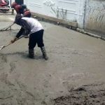 Prihatin Jalan Raya Srimahi Rusak, Kades Sudarto Rogoh Kocek Pribadi untuk Perbaikan, Akses Dialihkan