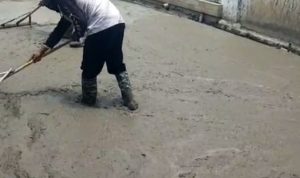 Prihatin Jalan Raya Srimahi Rusak, Kades Sudarto Rogoh Kocek Pribadi untuk Perbaikan, Akses Dialihkan