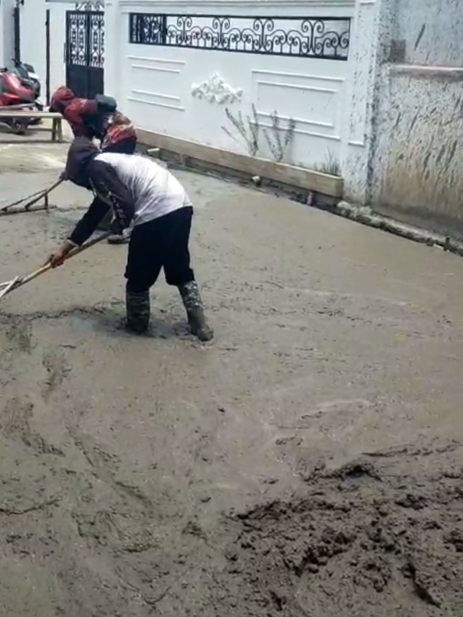 Prihatin Jalan Raya Srimahi Rusak, Kades Sudarto Rogoh Kocek Pribadi untuk Perbaikan, Akses Dialihkan