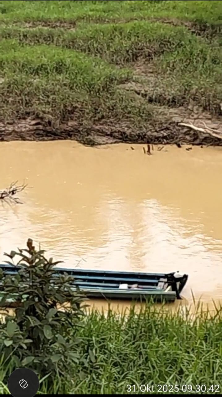 Lapor Pak Kapolda !!! Di Kab.Sintang Kalbar Di Duga Ada Aktivitas PETI Air Jadi Kotor Kami Tidak Bisa Mandi Lapor Pak Kapolda !!! Di Kab.Sintang Kalbar Di Duga Ada Aktivitas PETI Air Jadi Kotor Kami Tidak Bisa Mandi