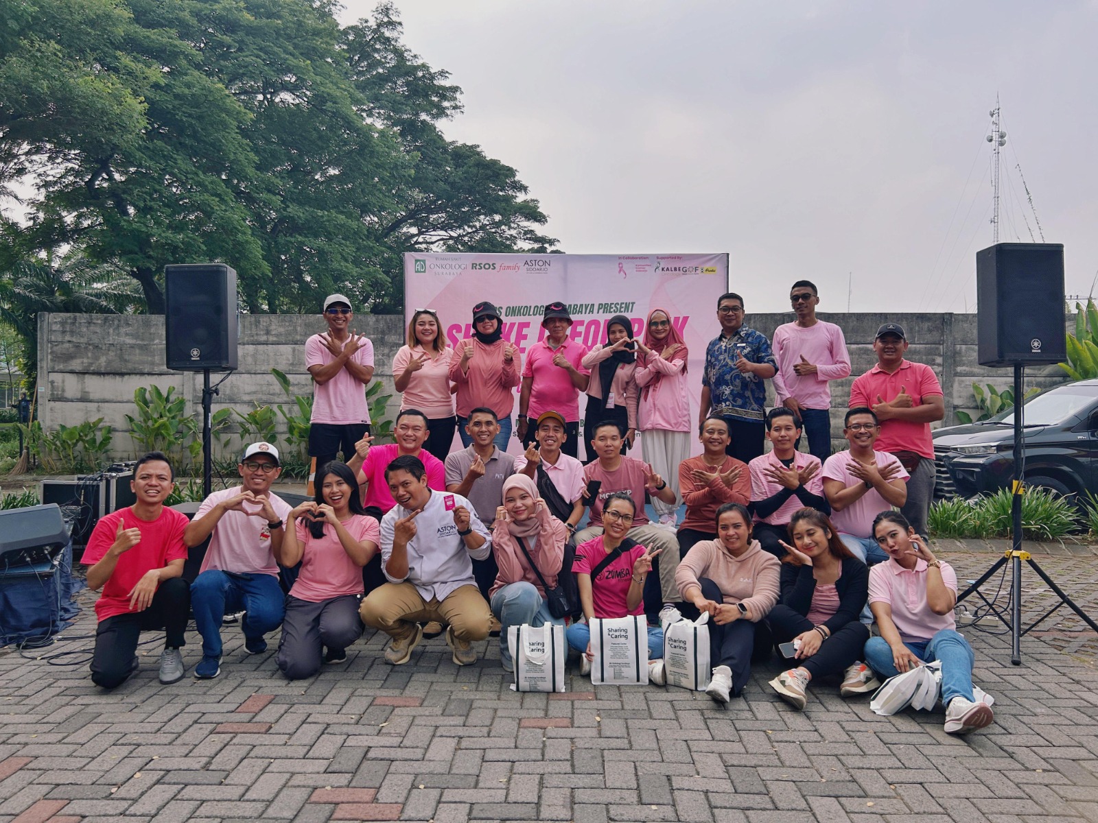 Sarapan Minggu Santai di Aston Sidoarjo Diserbu Massa Berkostum Pink