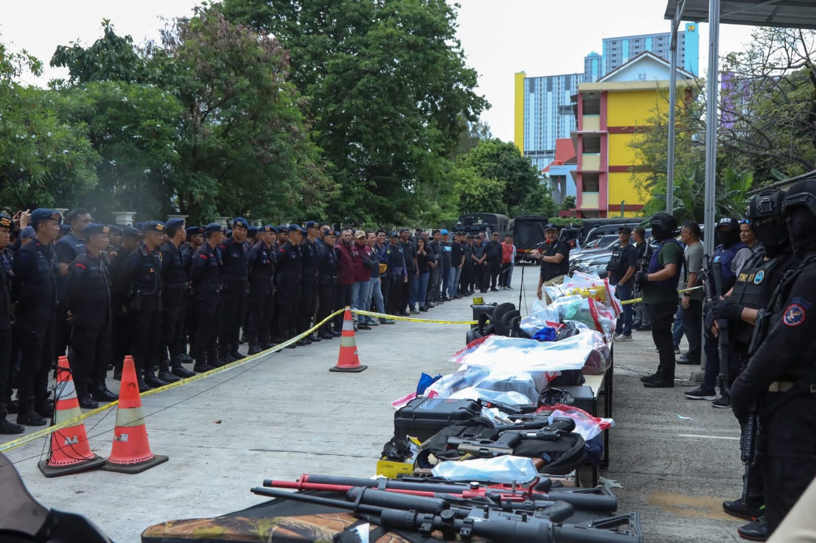 BNN DAN POLRI BONGKAR SARANG NARKOBA DI KAMPUNG BAHARI, BERHASIL UNGKAP 89 KG SABU DAN 7 PUCUK SENJATA API